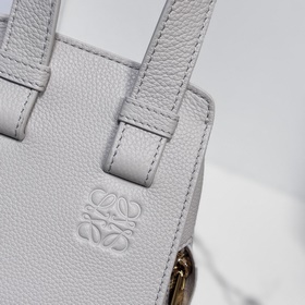 Loewe Мягкая зернистая телячья кожа. 