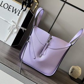 Loewe Мягкая кожа бычка. Компактная с