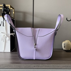 Loewe Мягкая кожа бычка. Компактная с