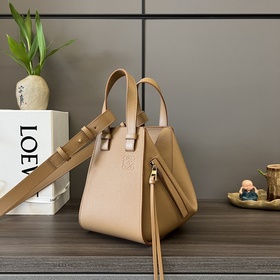 Loewe Мягкая зернистая телячья кожа.