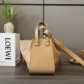 Loewe Мягкая зернистая телячья кожа. 