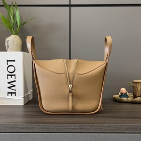 Loewe Мягкая зернистая телячья кожа. 