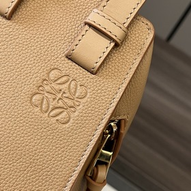 Loewe Мягкая зернистая телячья кожа. 