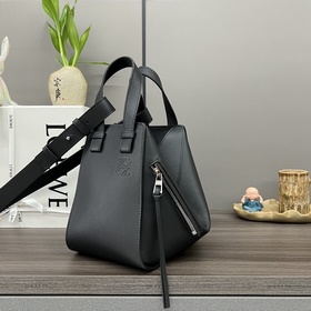 Сумка Loewe Hammock из классической те