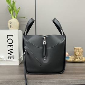 Сумка Loewe Hammock из классической те