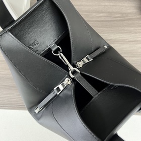 Сумка Loewe Hammock из классической те
