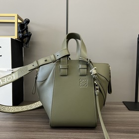 Loewe  Сумка Hammock из атласной теля