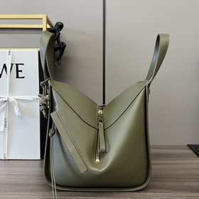 Loewe  Сумка Hammock из атласной теля