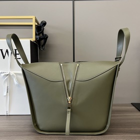 Loewe  Сумка Hammock из атласной теля