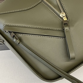 Loewe  Сумка Hammock из атласной теля