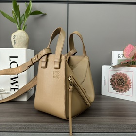 Loewe Сумка Hammock из атласной теляч