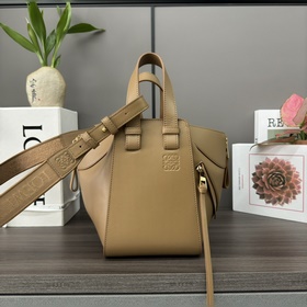 Loewe Сумка Hammock из атласной теляч
