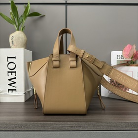 Loewe Сумка Hammock из атласной теляч