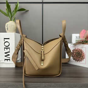 Loewe Сумка Hammock из атласной теляч
