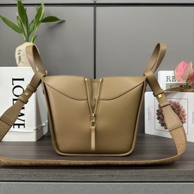 Loewe Сумка Hammock из атласной теляч