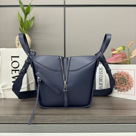 Loewe Сумка Hammock из атласной теляч