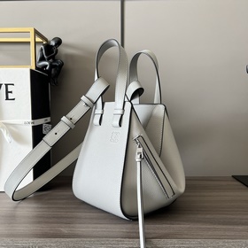 Loewe  Мягкая кожа с зернистой тексту