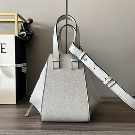Loewe  Мягкая кожа с зернистой тексту