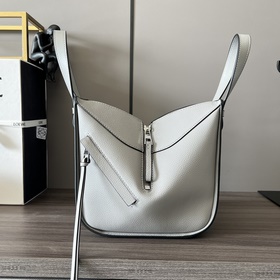 Loewe  Мягкая кожа с зернистой тексту