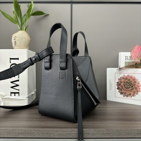 Loewe Сумка Hammock из атласной теляч