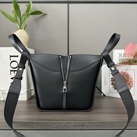Loewe Сумка Hammock из атласной теляч