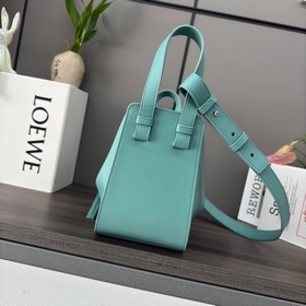 Сумка Loewe Hammock из классической те