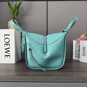 Сумка Loewe Hammock из классической те
