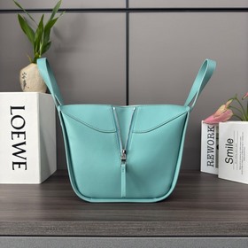 Сумка Loewe Hammock из классической те