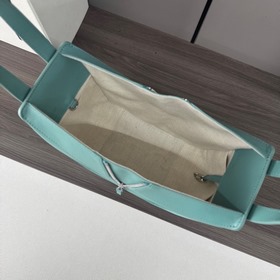 Сумка Loewe Hammock из классической те
