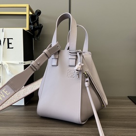 Loewe  Сумка Hammock из атласной теля