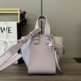 Loewe  Сумка Hammock из атласной теля