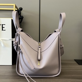 Loewe  Сумка Hammock из атласной теля