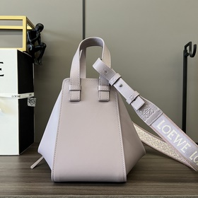 Loewe  Сумка Hammock из атласной теля