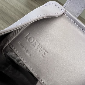 Loewe  Сумка Hammock из атласной теля