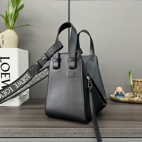 Loewe Сумка Hammock из атласной теляч
