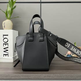 Loewe Сумка Hammock из атласной теляч