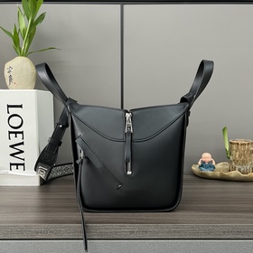 Loewe Сумка Hammock из атласной теляч