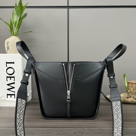 Loewe Сумка Hammock из атласной теляч