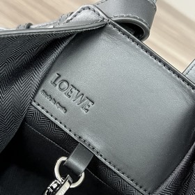 Loewe Сумка Hammock из атласной теляч