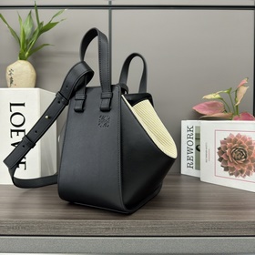 Сумка Loewe Hammock Compact из мягкой