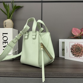 Loewe Сумка Hammock из атласной теляч