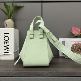 Loewe Сумка Hammock из атласной теляч
