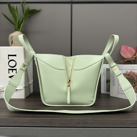 Loewe Сумка Hammock из атласной теляч