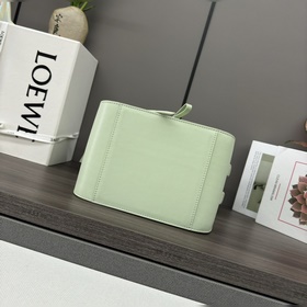 Loewe Сумка Hammock из атласной теляч