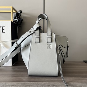 Loewe Мягкая кожа бычка. Компактная с