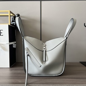 Loewe Мягкая кожа бычка. Компактная с
