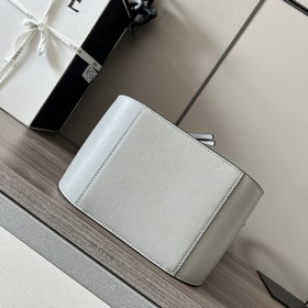 Loewe Мягкая кожа бычка. Компактная с