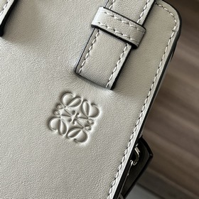 Loewe Мягкая кожа бычка. Компактная с
