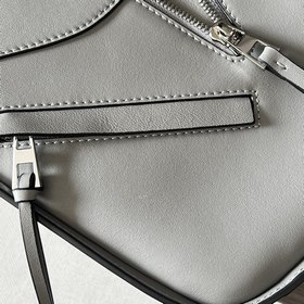 Loewe Мягкая кожа бычка. Компактная с