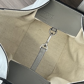 Loewe Мягкая кожа бычка. Компактная с